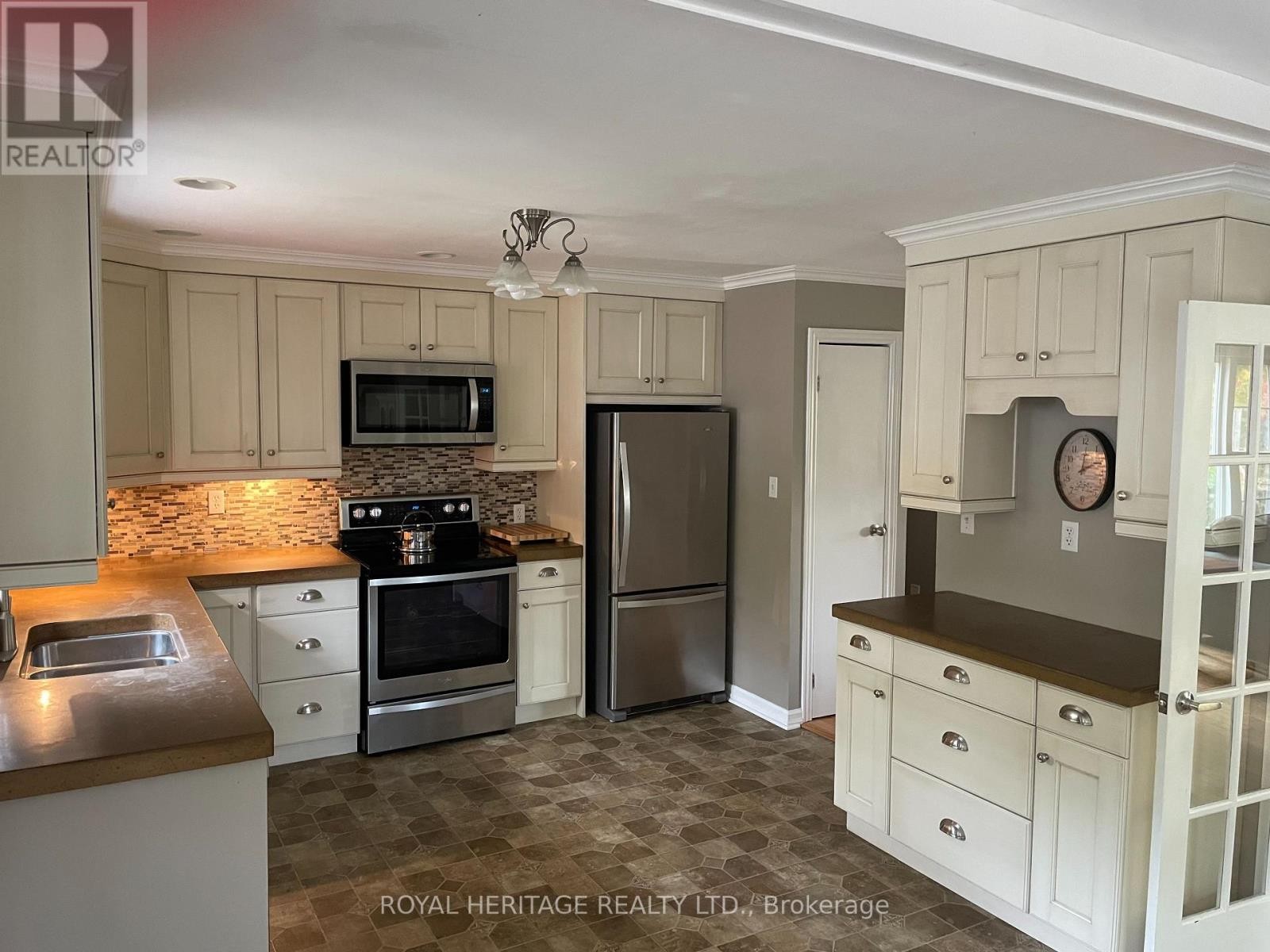 












10175 41 HIGHWAY

,
Addington Highlands (Addington Highlands),




Ontario
K0H1Z0

