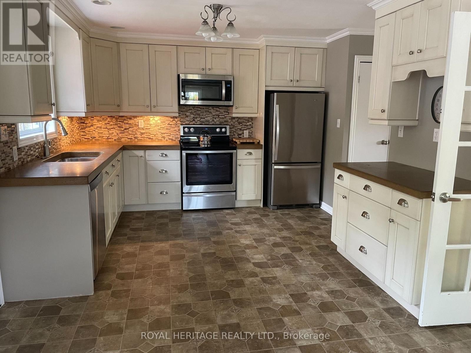 












10175 41 HIGHWAY

,
Addington Highlands (Addington Highlands),




Ontario
K0H1Z0

