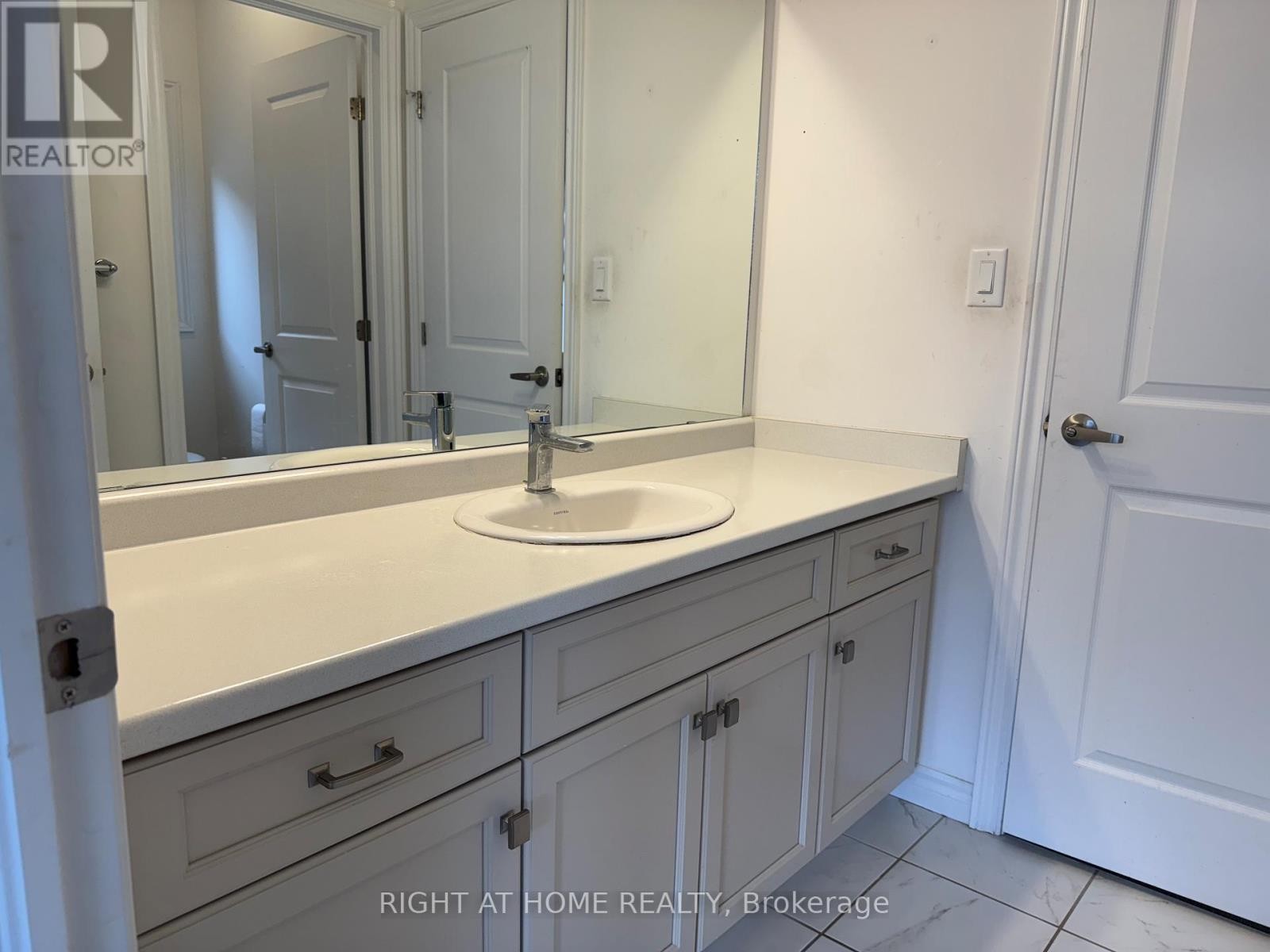 












110 DAUGAARD AVENUE

,
Brant (Paris),




Ontario
N3L0L6

