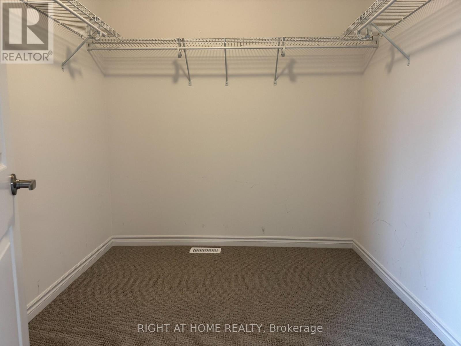 












110 DAUGAARD AVENUE

,
Brant (Paris),




Ontario
N3L0L6

