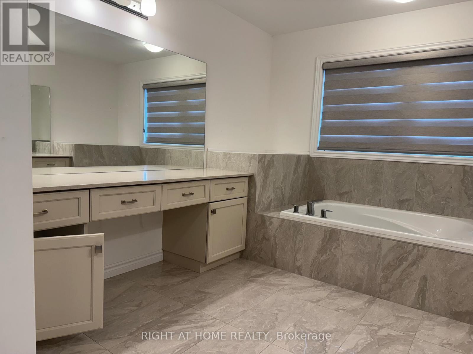 












110 DAUGAARD AVENUE

,
Brant (Paris),




Ontario
N3L0L6

