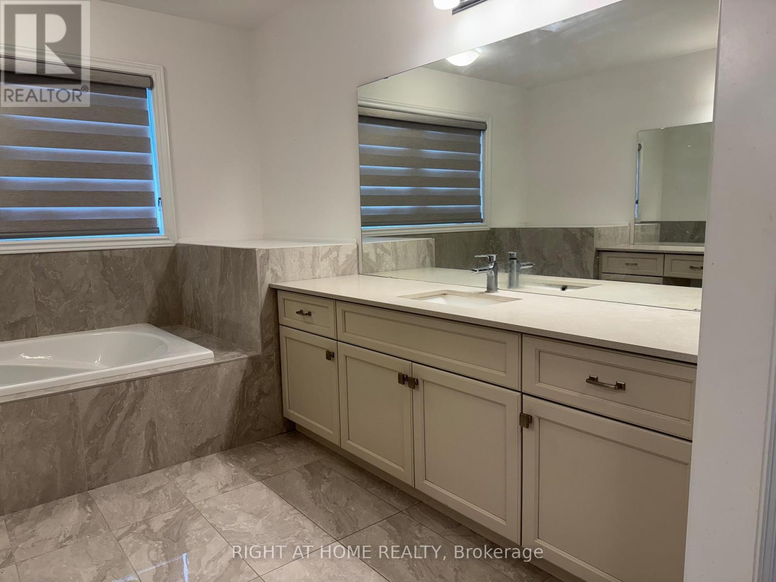 












110 DAUGAARD AVENUE

,
Brant (Paris),




Ontario
N3L0L6

