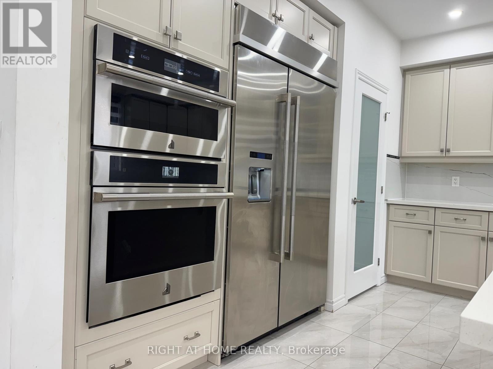 












110 DAUGAARD AVENUE

,
Brant (Paris),




Ontario
N3L0L6

