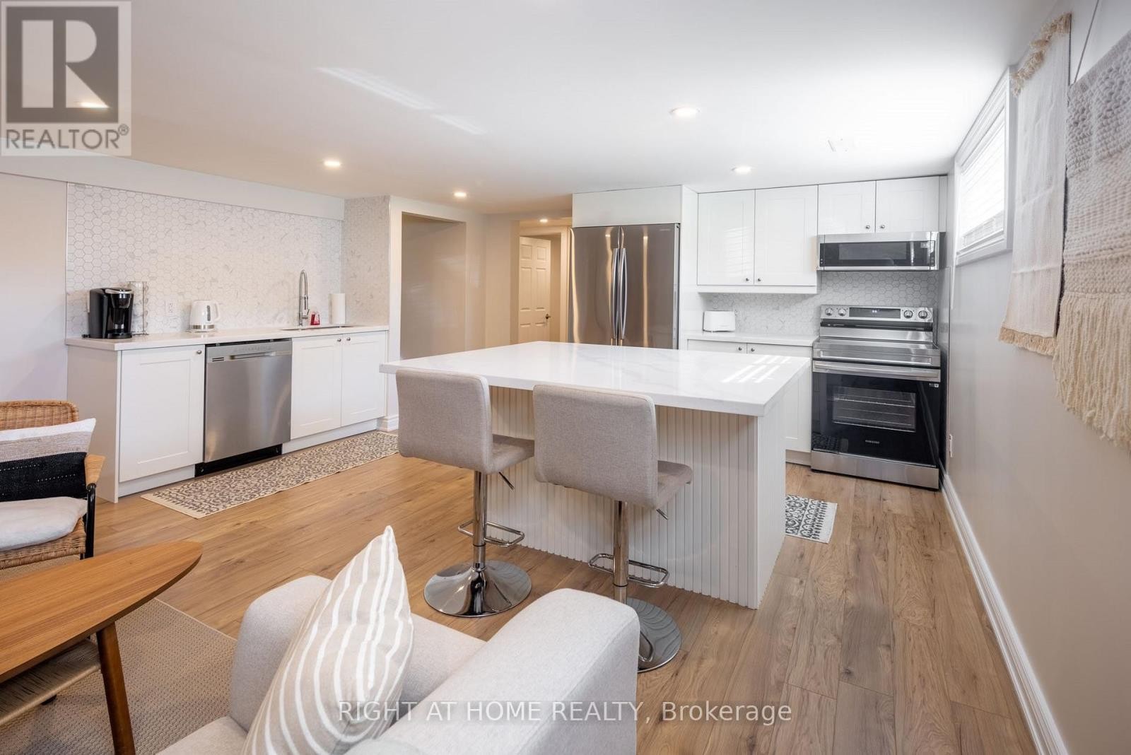 












94 STATES AVENUE

,
Amherstburg,




Ontario
N9V3M3

