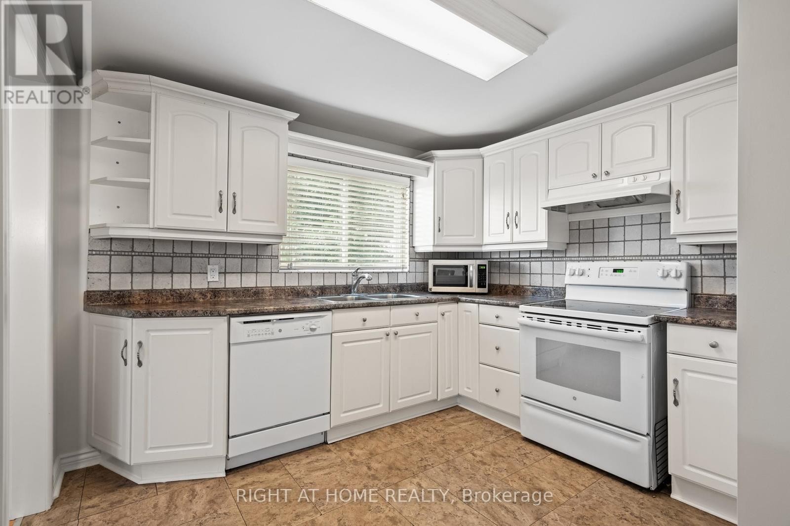 












70 POWERVIEW AVENUE

,
St. Catharines (Western Hill),




Ontario
L2S1X1

