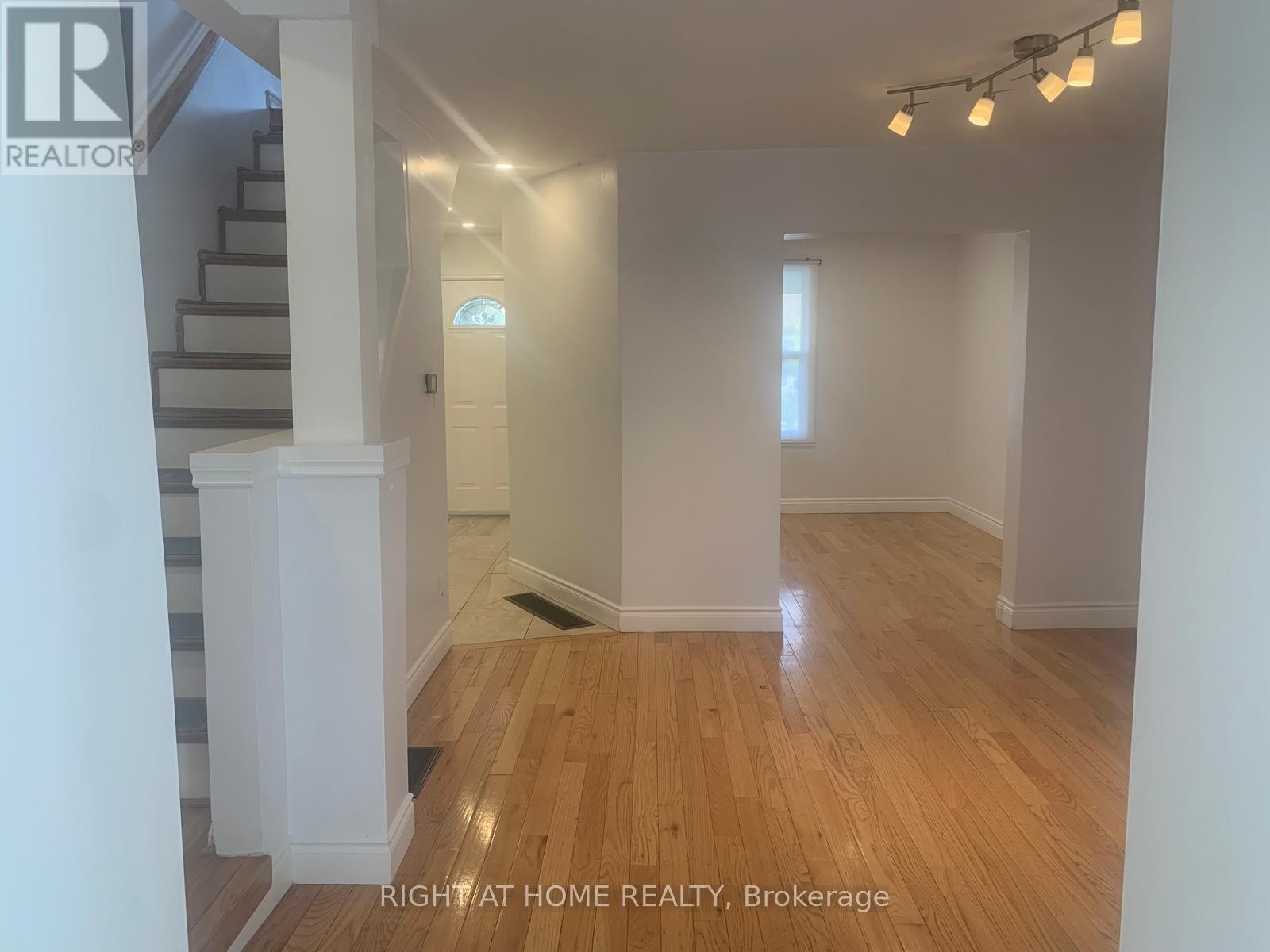 












38 BEECHWOOD AVENUE

,
Hamilton (Stipley),




Ontario
L8L2S4

