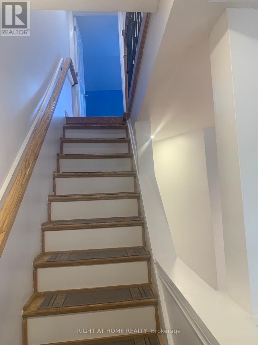 












38 BEECHWOOD AVENUE

,
Hamilton (Stipley),




Ontario
L8L2S4

