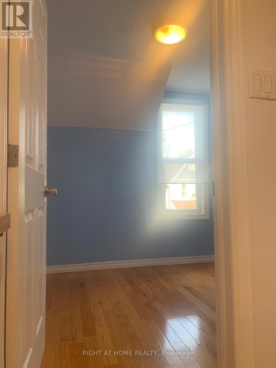 












38 BEECHWOOD AVENUE

,
Hamilton (Stipley),




Ontario
L8L2S4

