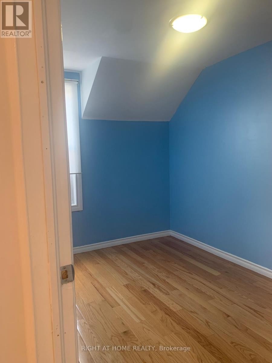 












38 BEECHWOOD AVENUE

,
Hamilton (Stipley),




Ontario
L8L2S4

