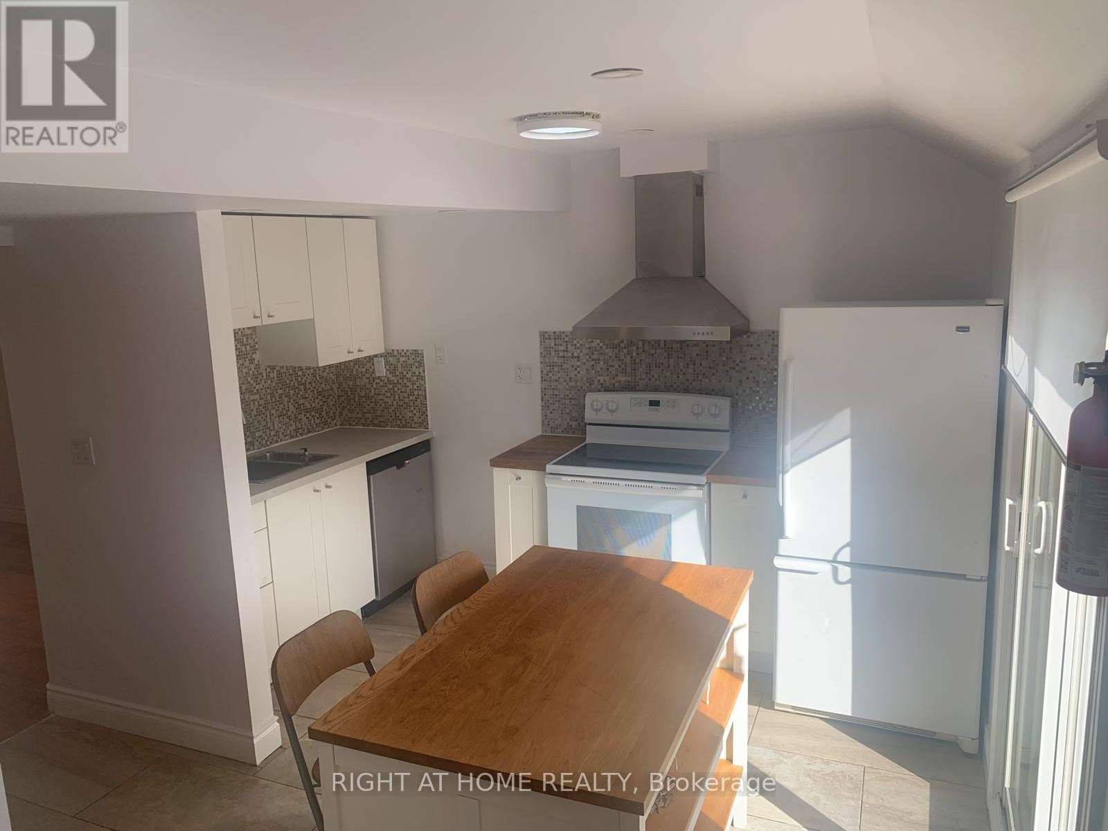 












38 BEECHWOOD AVENUE

,
Hamilton (Stipley),




Ontario
L8L2S4

