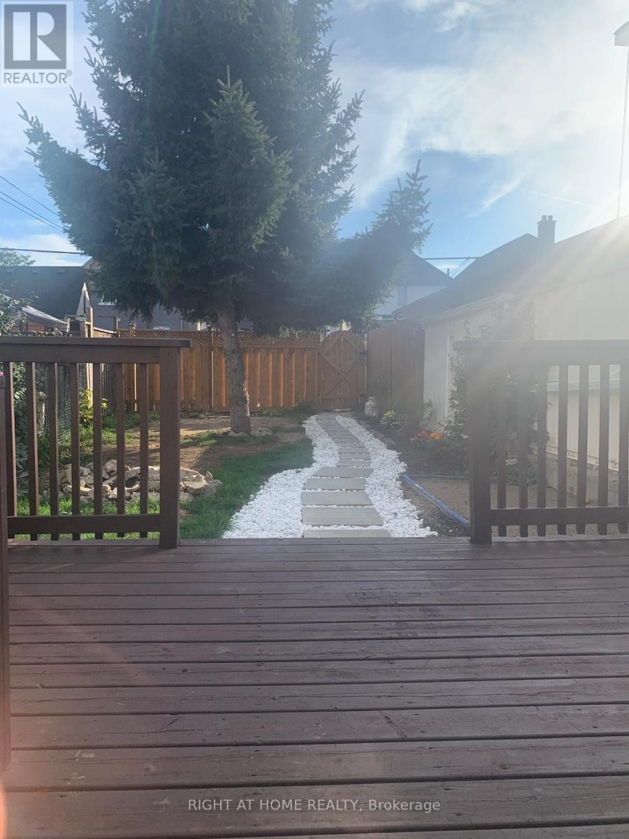 












38 BEECHWOOD AVENUE

,
Hamilton (Stipley),




Ontario
L8L2S4

