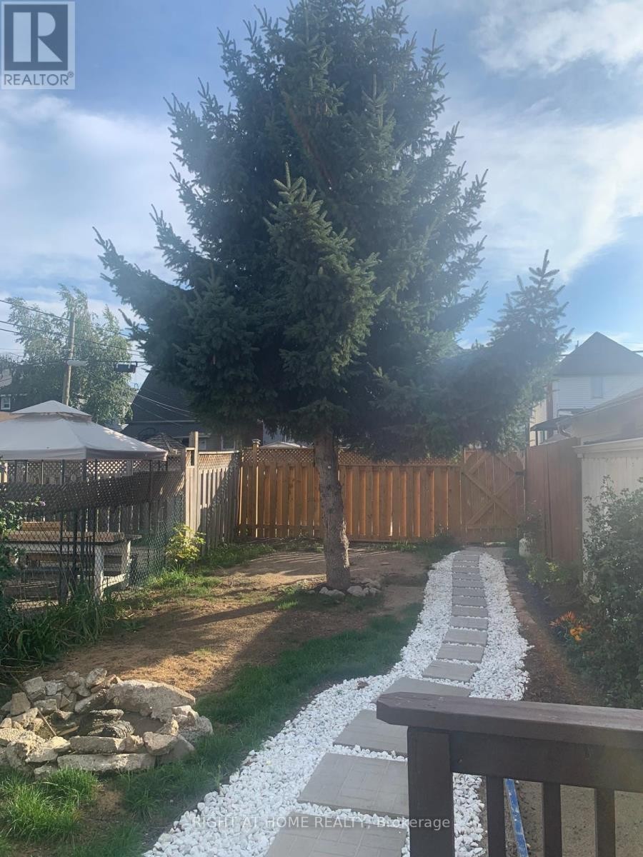 












38 BEECHWOOD AVENUE

,
Hamilton (Stipley),




Ontario
L8L2S4

