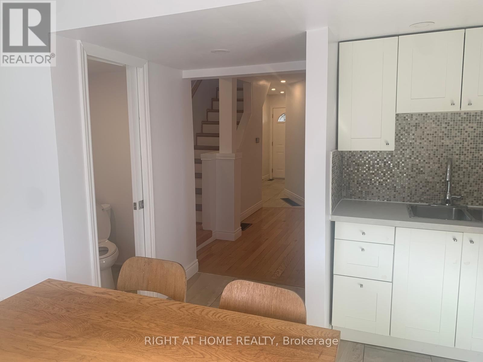 












38 BEECHWOOD AVENUE

,
Hamilton (Stipley),




Ontario
L8L2S4

