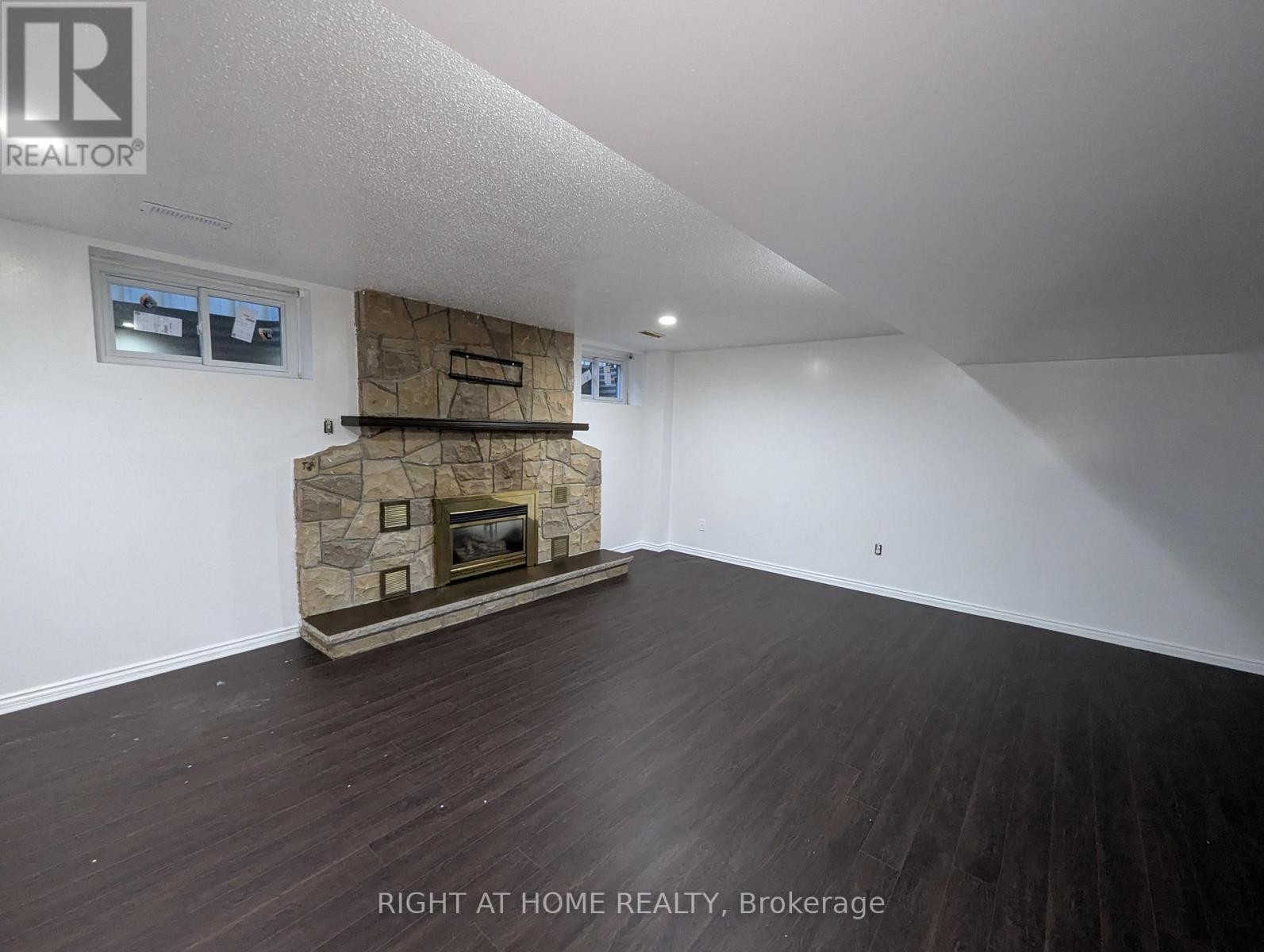 












73 SKYVIEW DRIVE

,
Hamilton (Falkirk),




Ontario
L9B1X5

