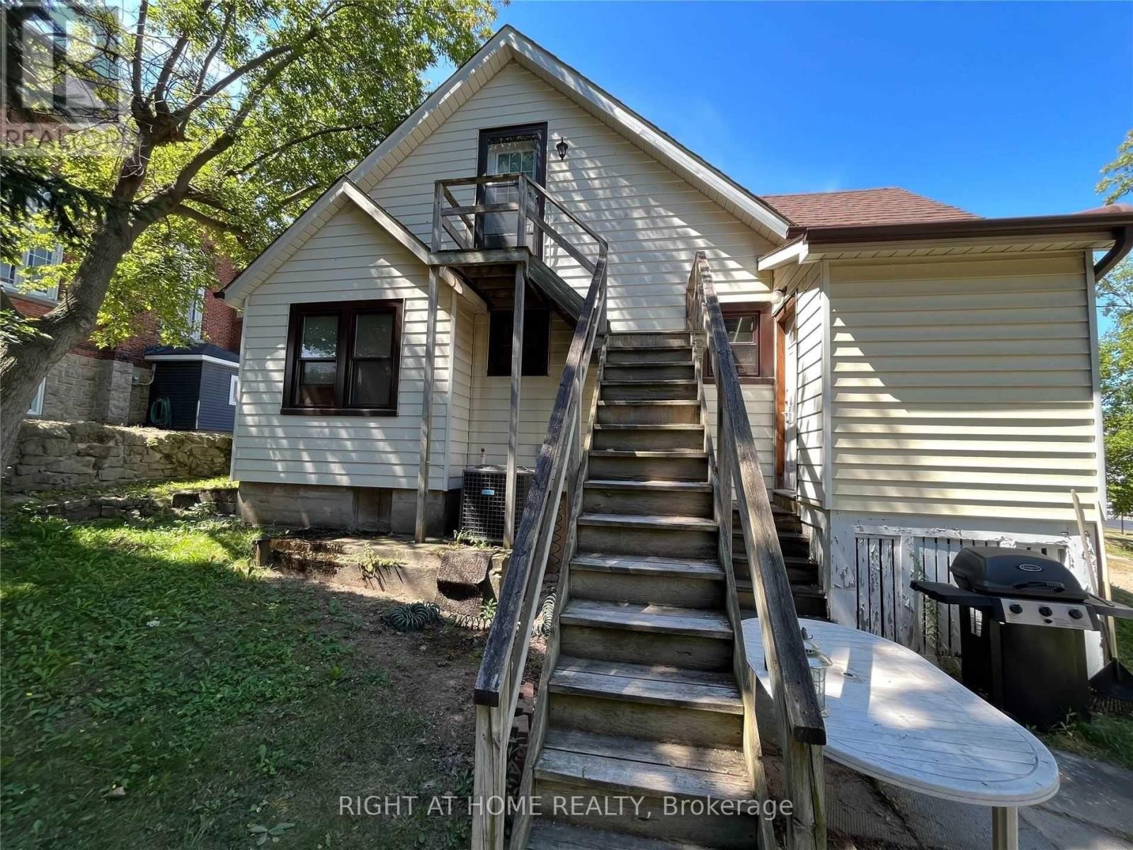 












4287 QUEEN  (UPPER UNIT ) STREET

,
Lincoln (Beamsville),




Ontario
L0R1B0

