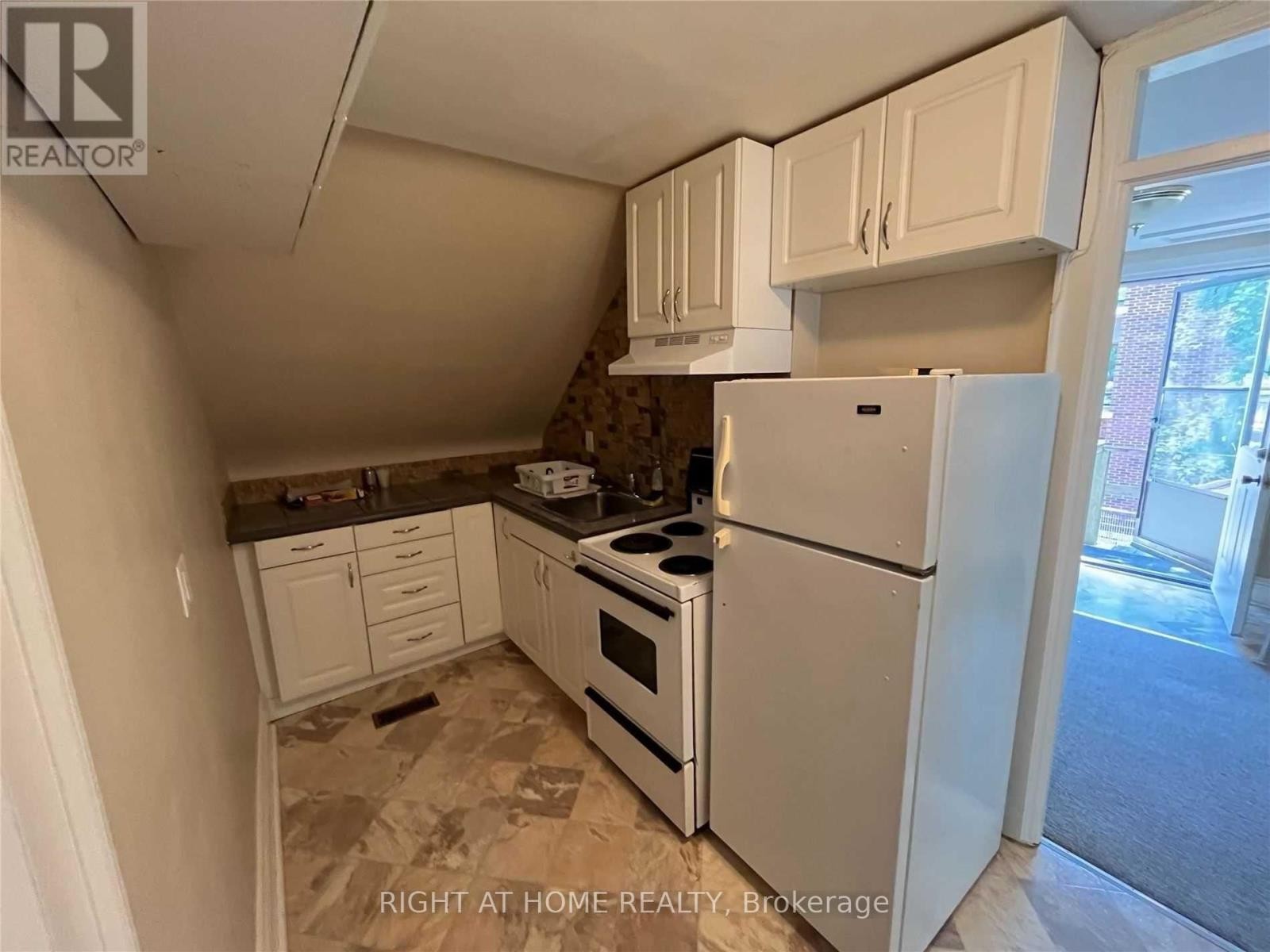 












4287 QUEEN  (UPPER UNIT ) STREET

,
Lincoln (Beamsville),




Ontario
L0R1B0

