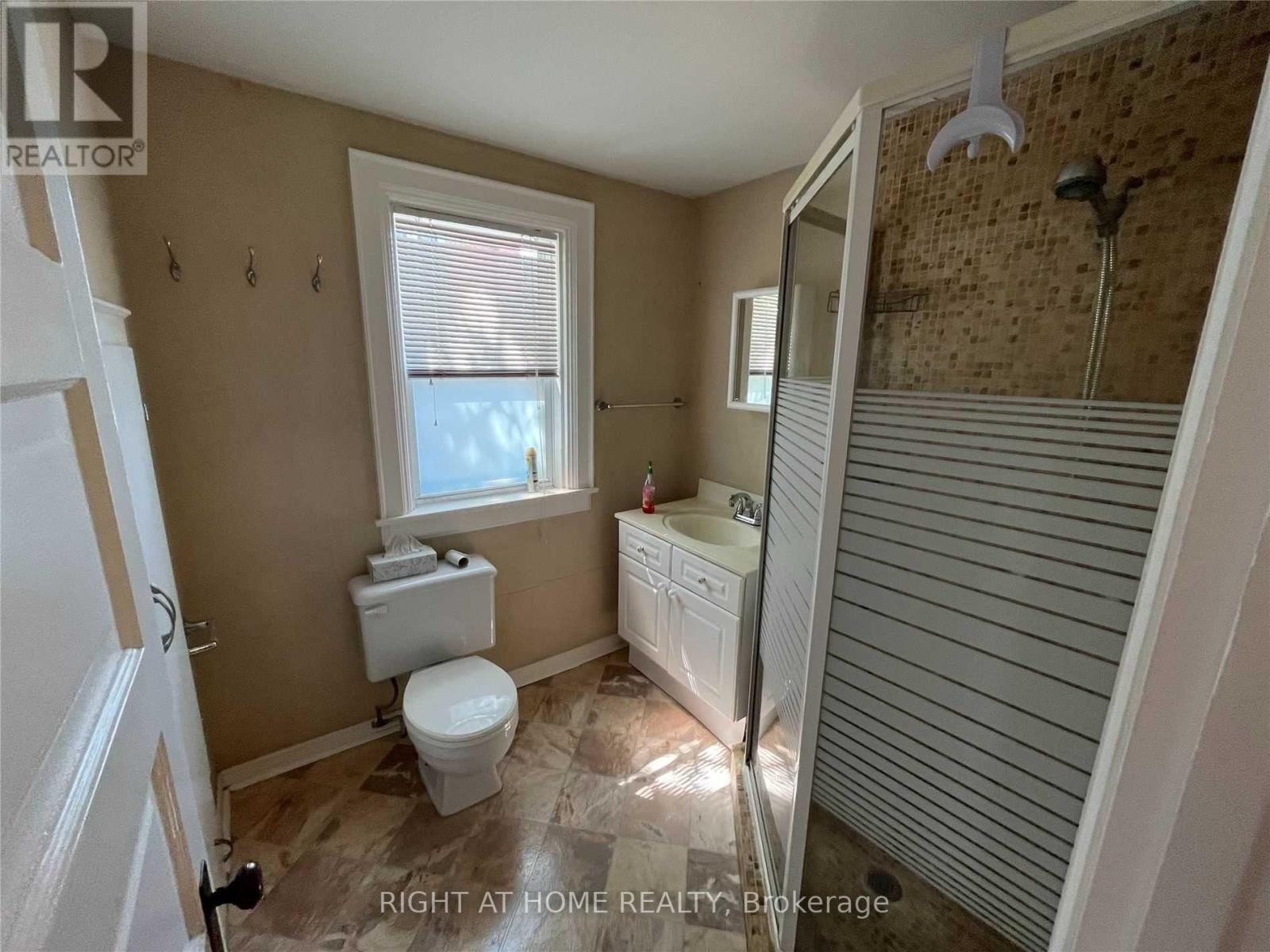 












4287 QUEEN  (UPPER UNIT ) STREET

,
Lincoln (Beamsville),




Ontario
L0R1B0

