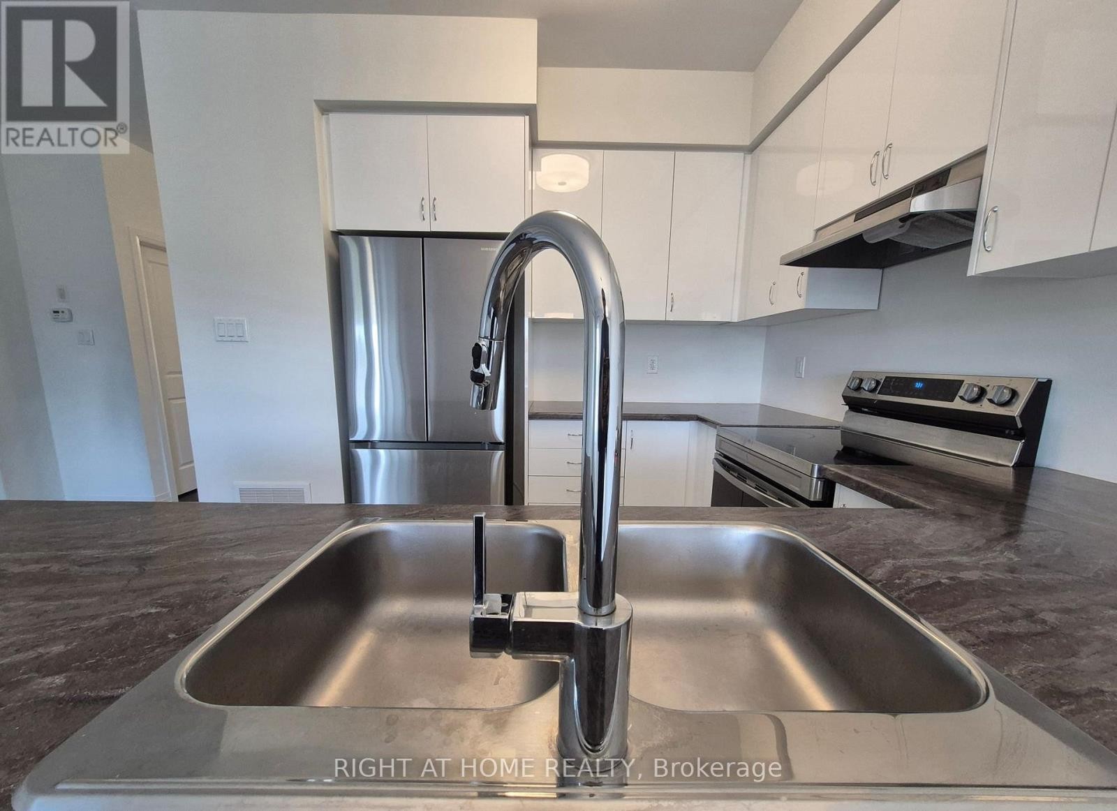












47 GEORGE BRIER DRIVE W

,
Brant (Paris),




Ontario
N3L0L8

