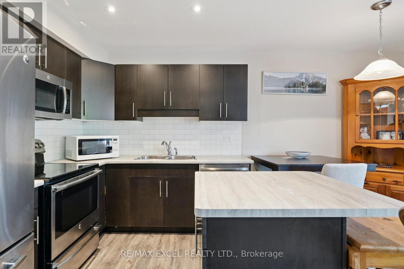 












6401 SHAPTON CRESCENT

,
Niagara Falls (Forestview),




Ontario
L2H0L8

