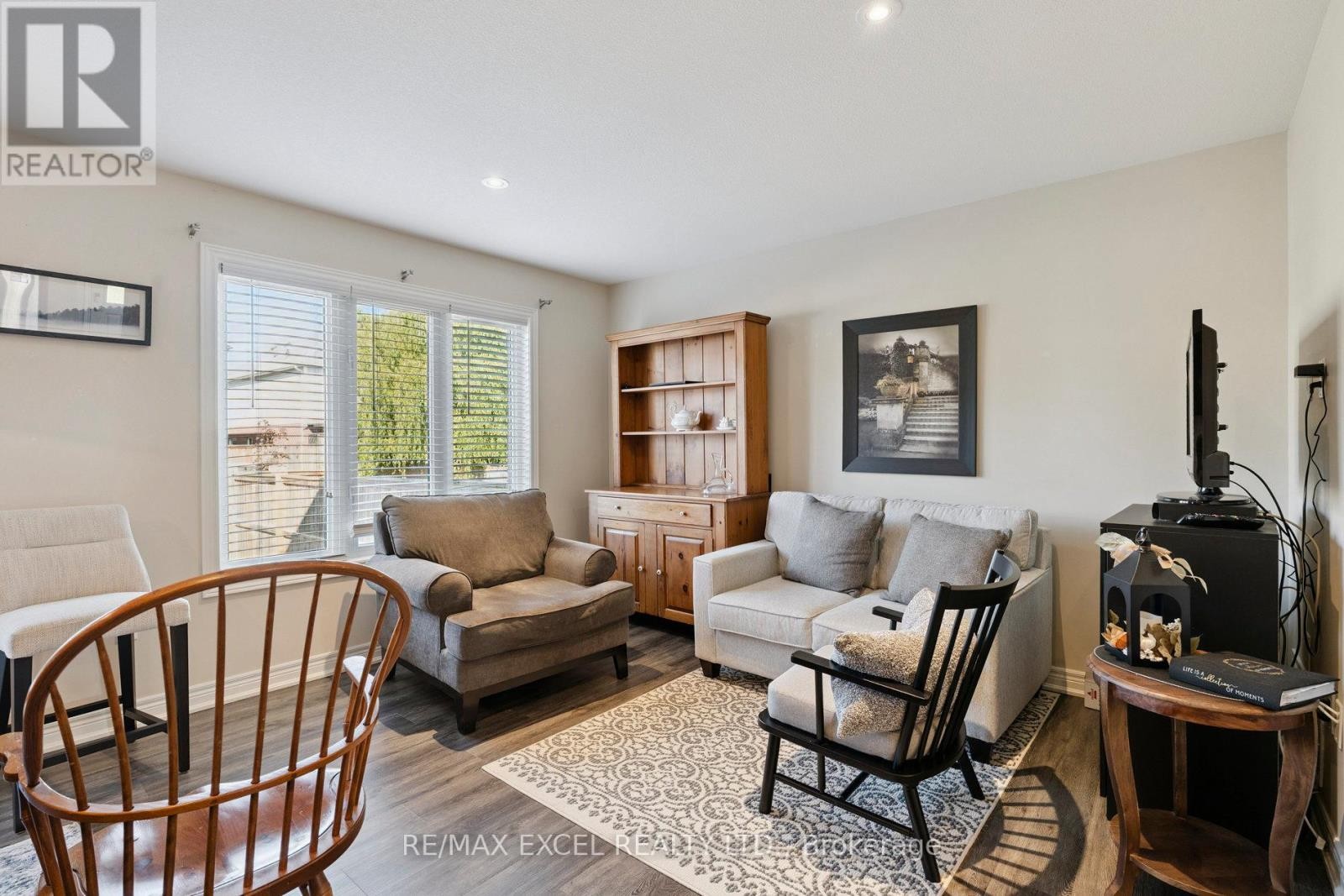 












6401 SHAPTON CRESCENT

,
Niagara Falls (Forestview),




Ontario
L2H0L8

