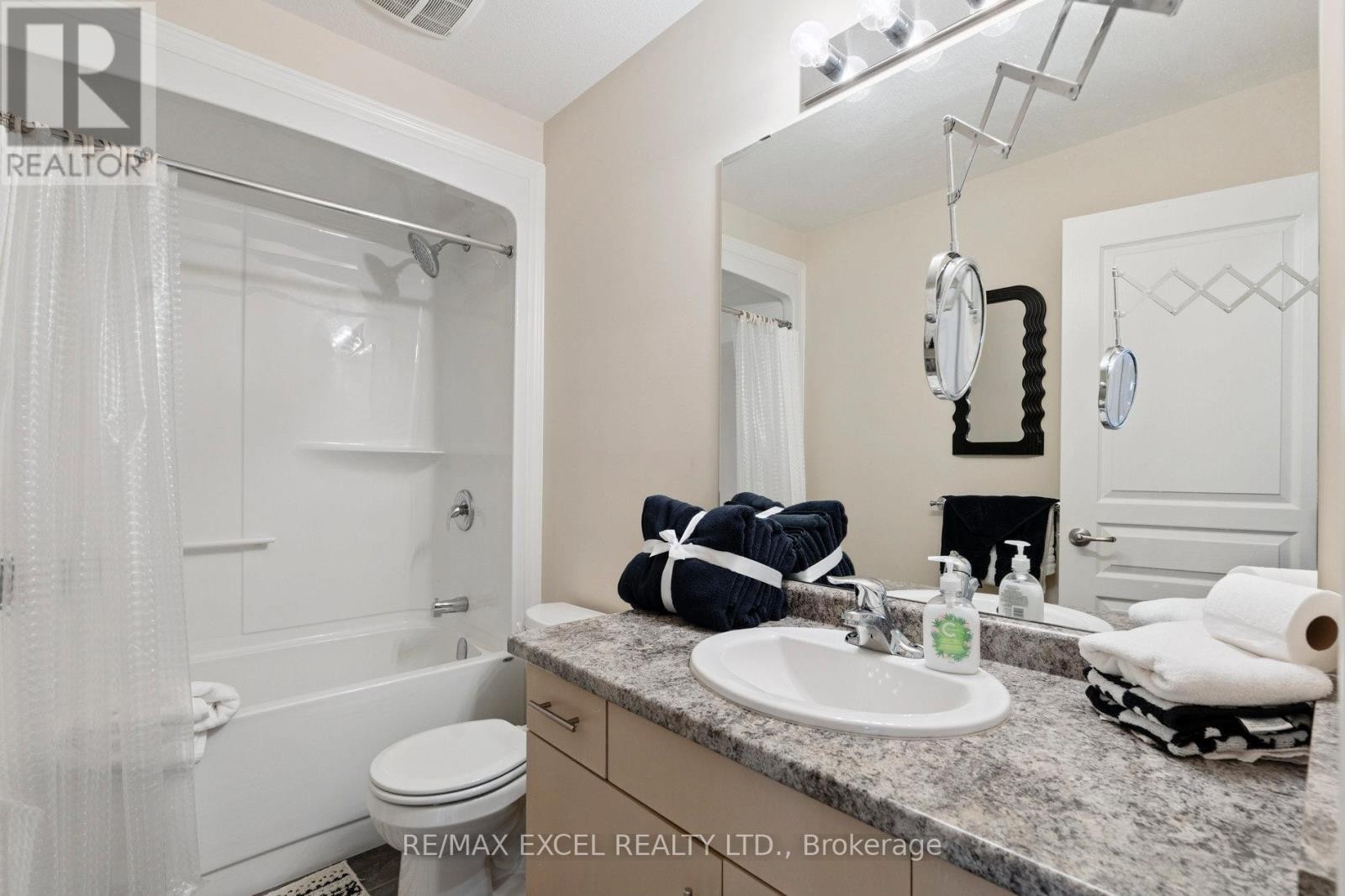 












6401 SHAPTON CRESCENT

,
Niagara Falls (Forestview),




Ontario
L2H0L8

