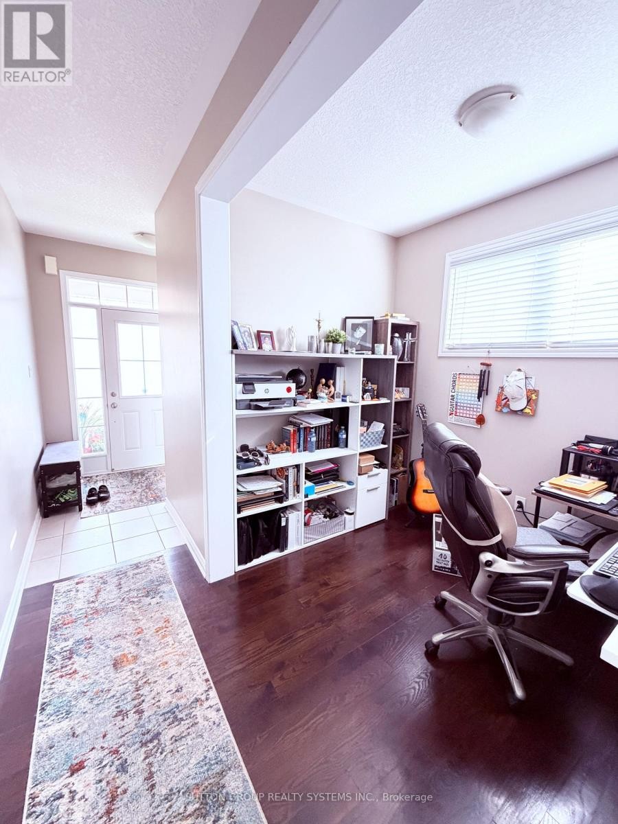 












693 DOON SOUTH DRIVE

,
Kitchener,




Ontario
N2P0H5

