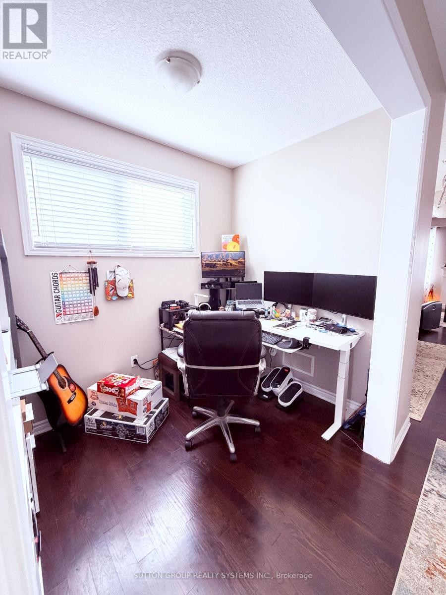 












693 DOON SOUTH DRIVE

,
Kitchener,




Ontario
N2P0H5

