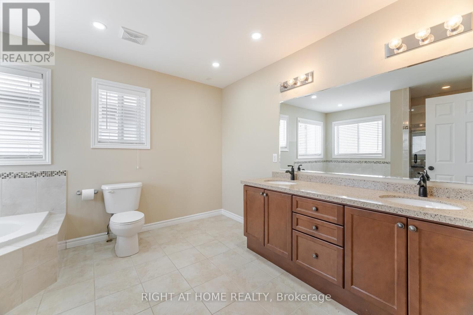 












132 COKER CRESCENT

,
Guelph/Eramosa (Rockwood),




Ontario
N0B2K0

