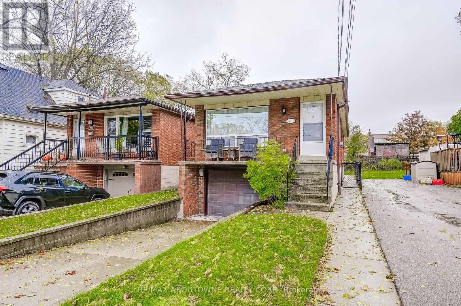 












211 EAST 8TH STREET

,
Hamilton (Centremount),




Ontario
L9A3L7

