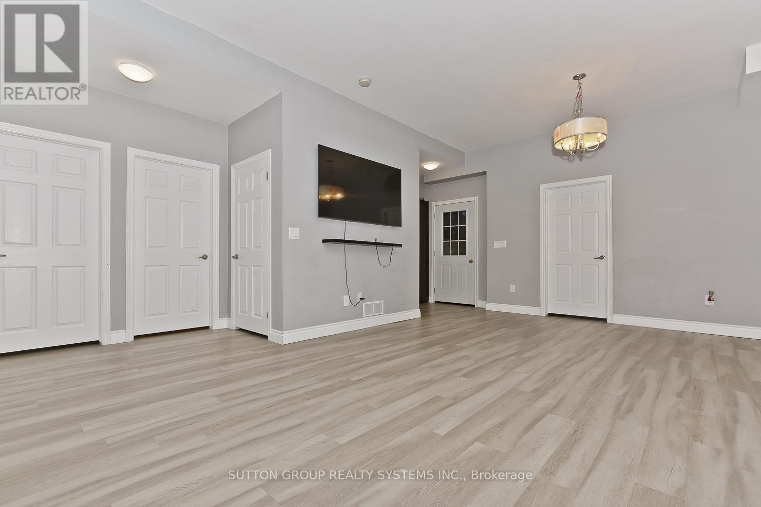 












200 REGATTA DRIVE

,
Welland (Dain City),




Ontario
L3B6E8

