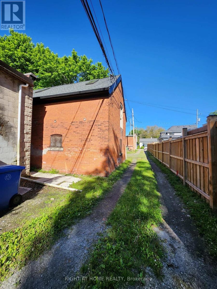 












GARAGE - 171 KING STREET W

,
Hamilton (Dundas),




Ontario
L9H1V3

