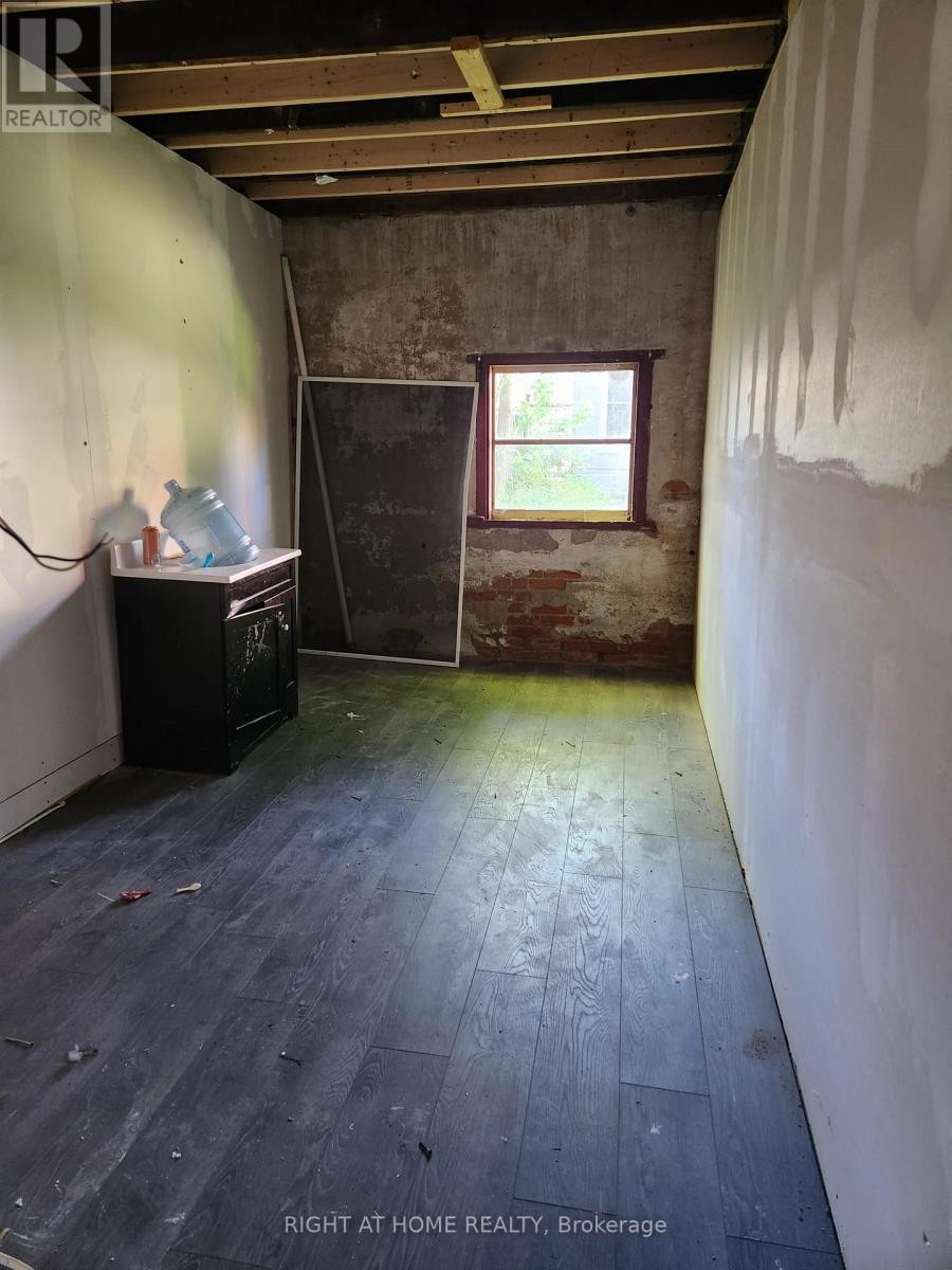 












GARAGE - 171 KING STREET W

,
Hamilton (Dundas),




Ontario
L9H1V3

