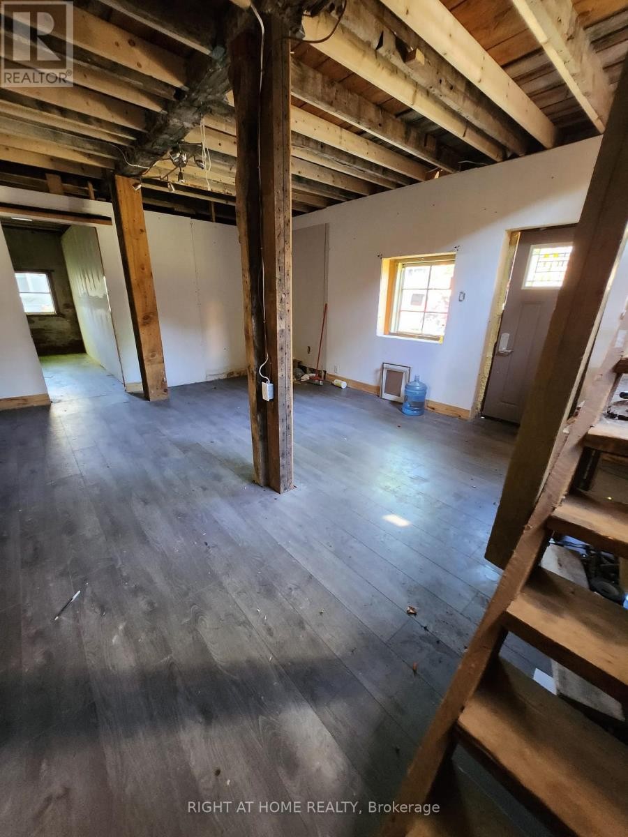 












GARAGE - 171 KING STREET W

,
Hamilton (Dundas),




Ontario
L9H1V3

