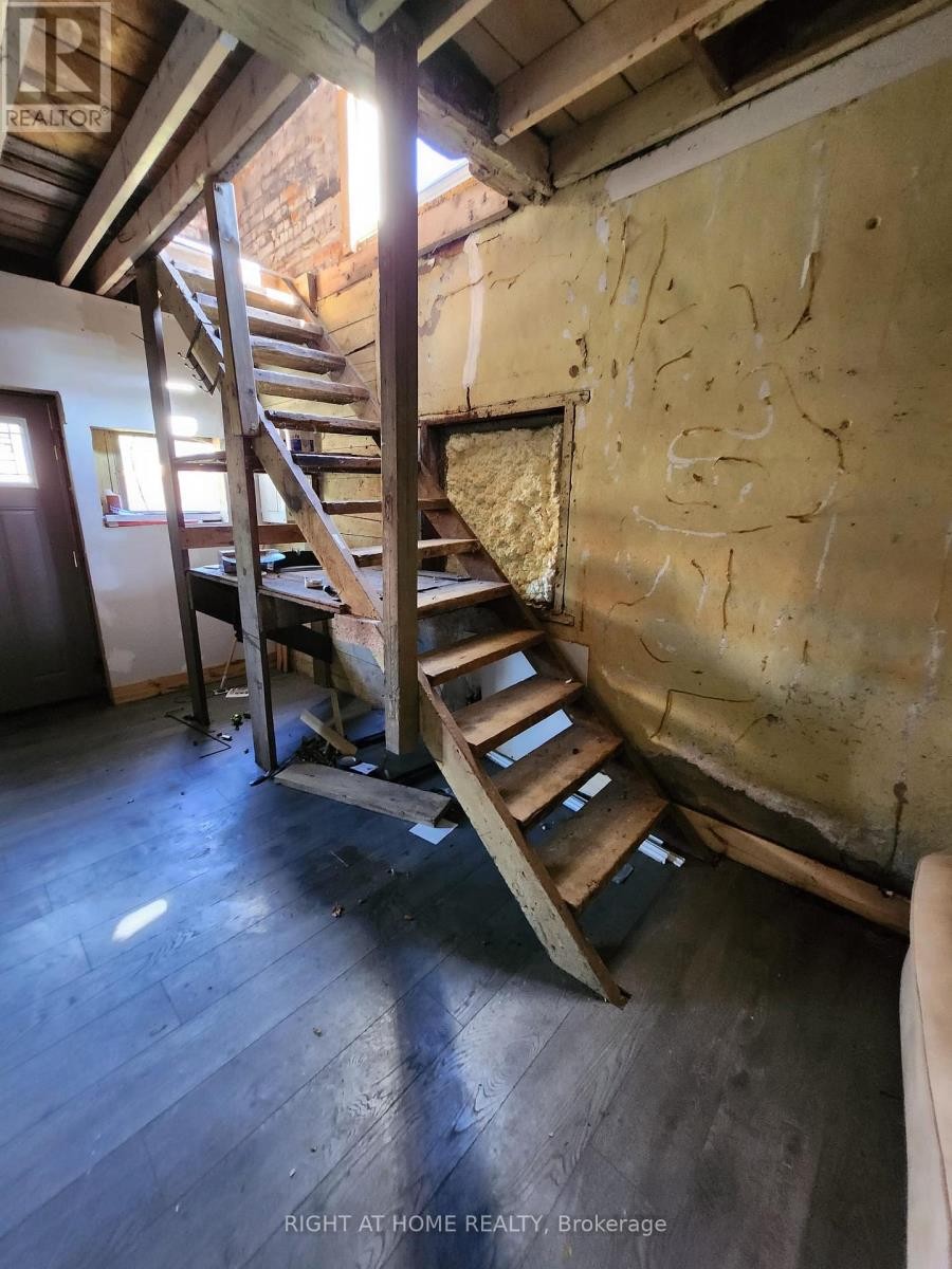 












GARAGE - 171 KING STREET W

,
Hamilton (Dundas),




Ontario
L9H1V3

