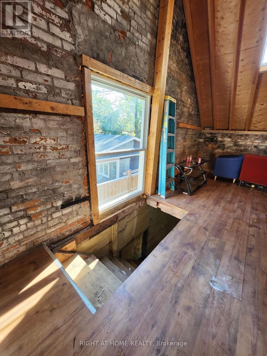 












GARAGE - 171 KING STREET W

,
Hamilton (Dundas),




Ontario
L9H1V3

