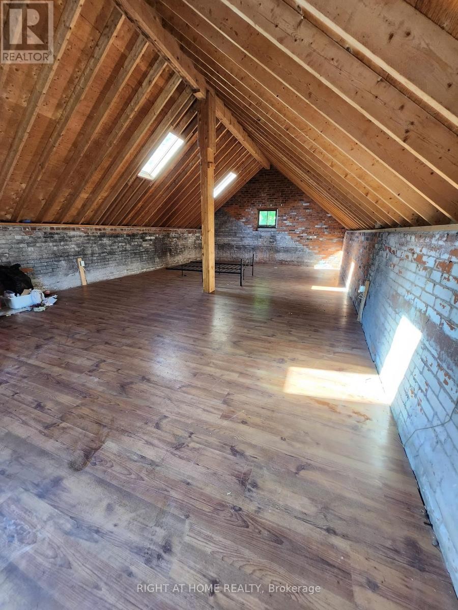 












GARAGE - 171 KING STREET W

,
Hamilton (Dundas),




Ontario
L9H1V3

