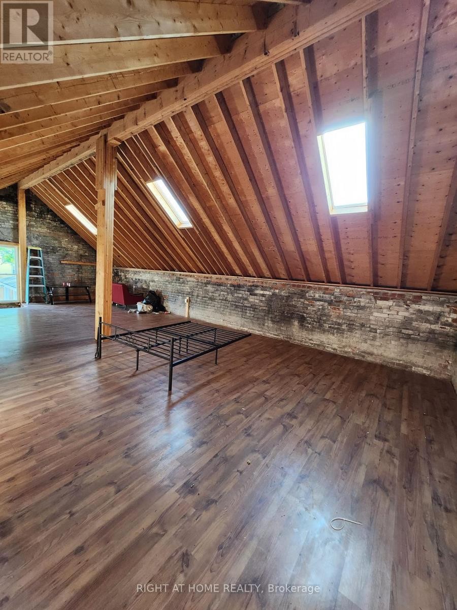 












GARAGE - 171 KING STREET W

,
Hamilton (Dundas),




Ontario
L9H1V3

