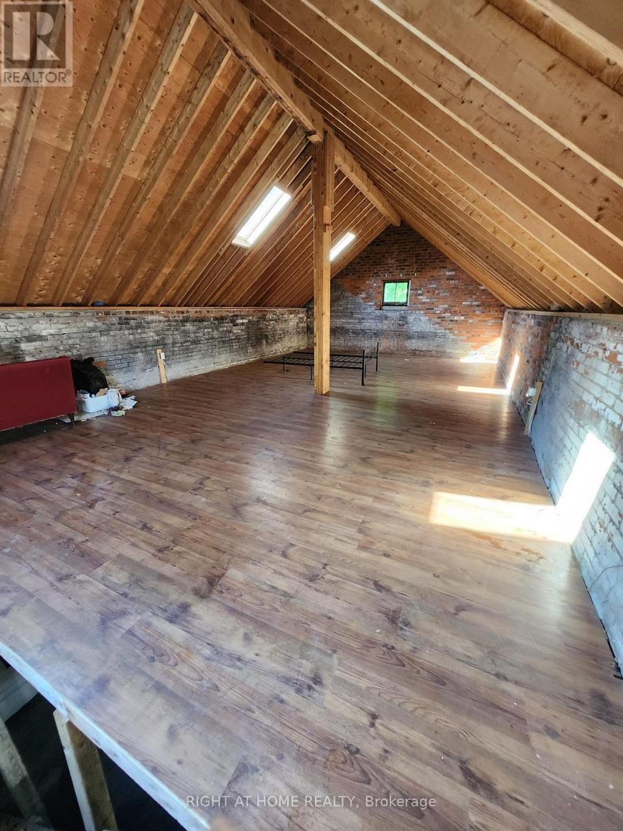 












GARAGE - 171 KING STREET W

,
Hamilton (Dundas),




Ontario
L9H1V3

