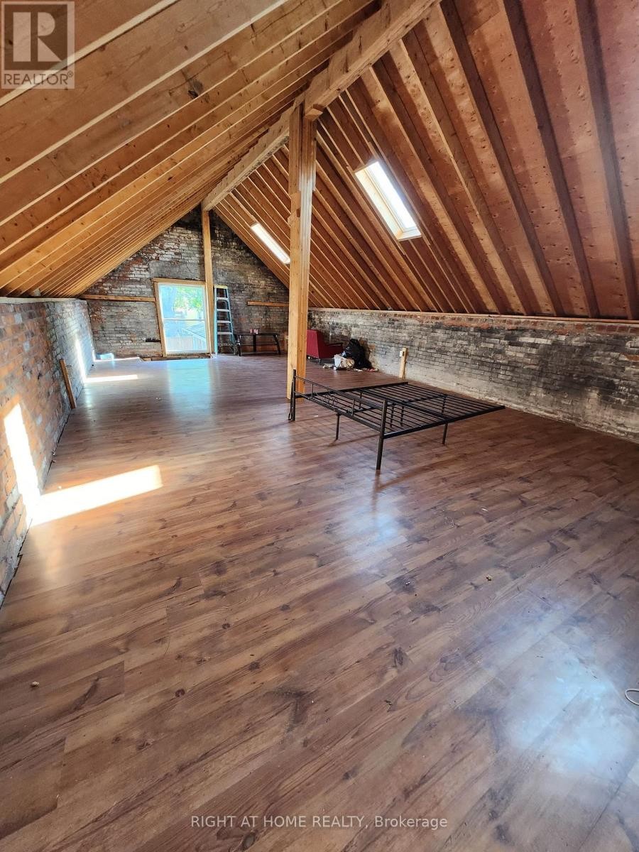 












GARAGE - 171 KING STREET W

,
Hamilton (Dundas),




Ontario
L9H1V3

