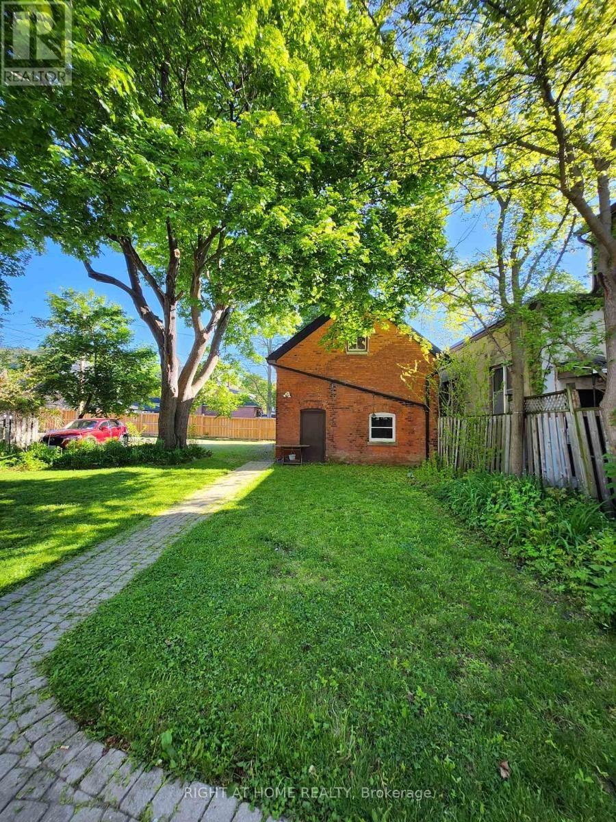 












GARAGE - 171 KING STREET W

,
Hamilton (Dundas),




Ontario
L9H1V3

