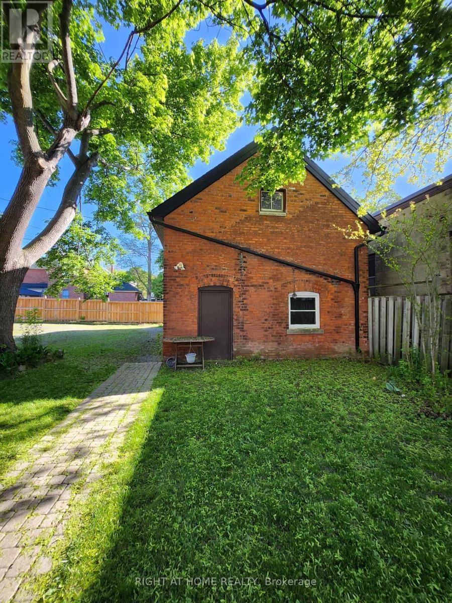 












GARAGE - 171 KING STREET W

,
Hamilton (Dundas),




Ontario
L9H1V3

