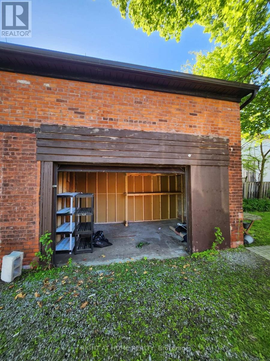 












GARAGE - 171 KING STREET W

,
Hamilton (Dundas),




Ontario
L9H1V3

