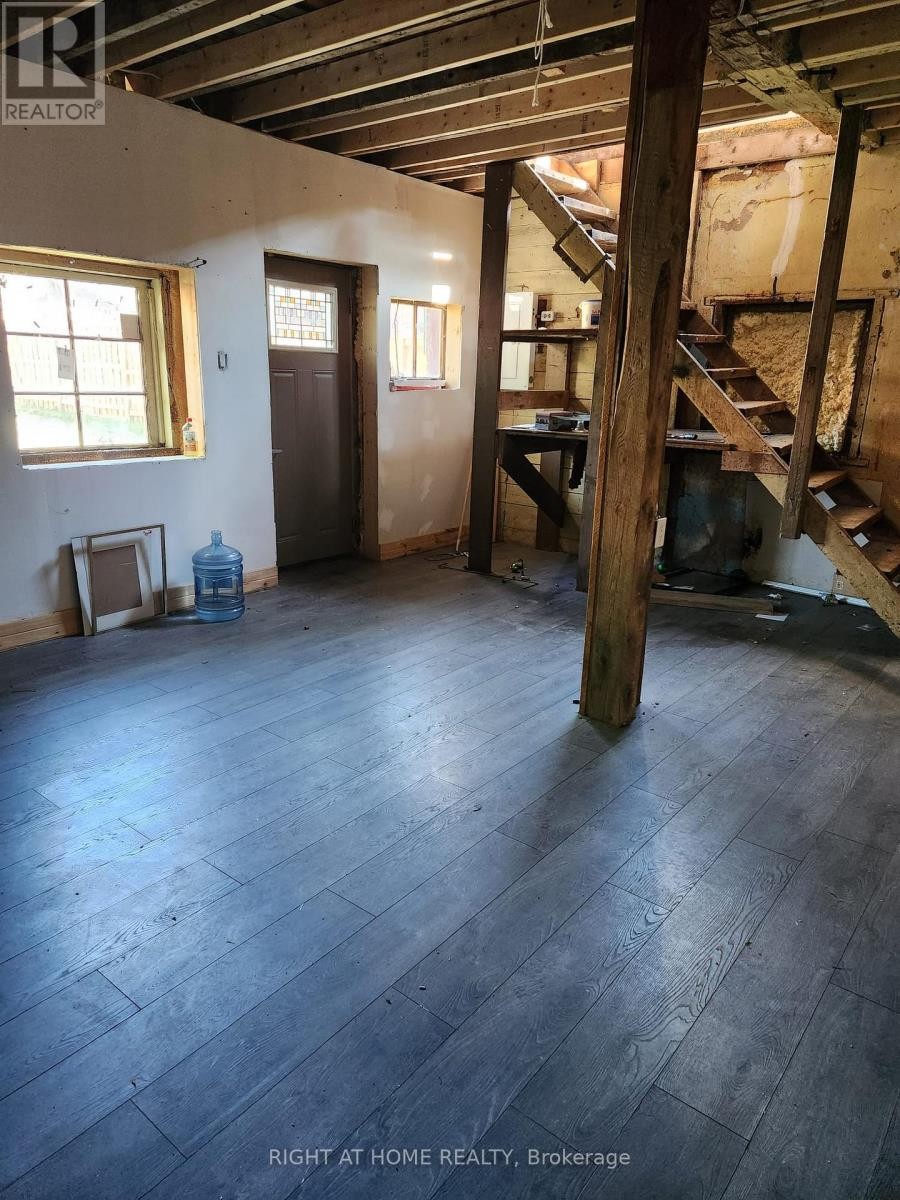 












GARAGE - 171 KING STREET W

,
Hamilton (Dundas),




Ontario
L9H1V3

