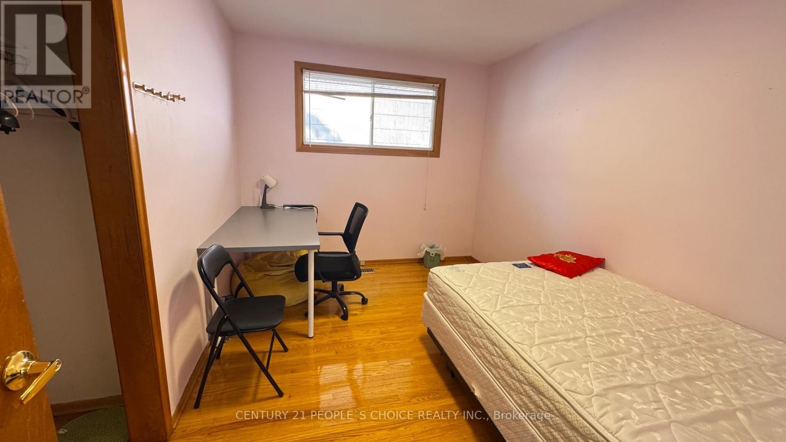 












#FURNISHED - 122 RIFLE RANGE ROAD

,
Hamilton (Ainslie Wood),




Ontario
L8S3B6

