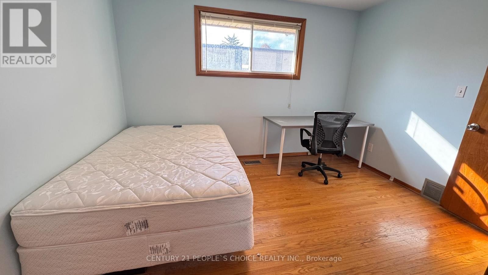 












#FURNISHED - 122 RIFLE RANGE ROAD

,
Hamilton (Ainslie Wood),




Ontario
L8S3B6

