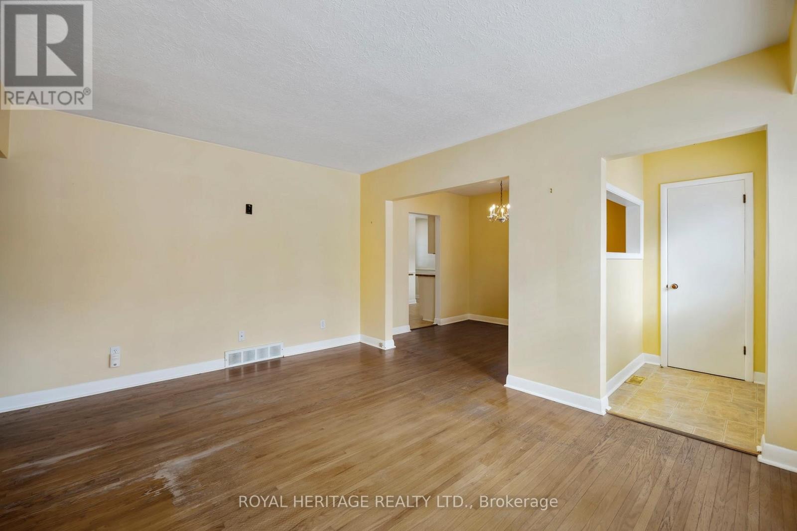 












6 SUNSET COURT

,
Kawartha Lakes (Lindsay),




Ontario
K9V2S1

