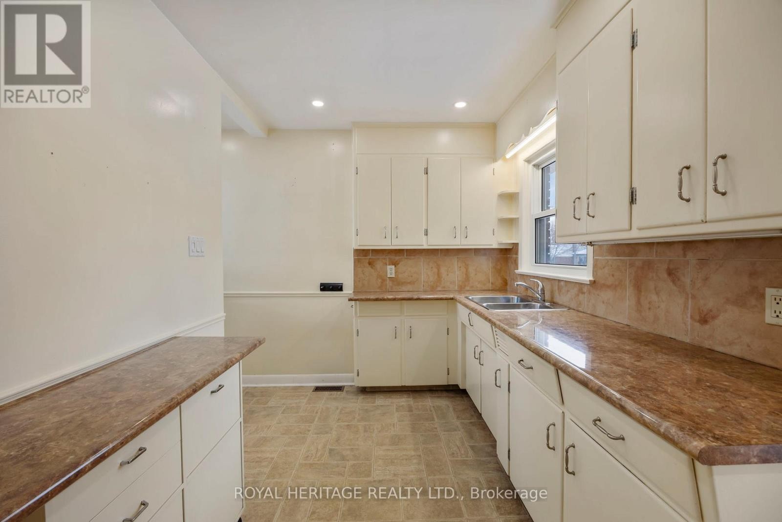 












6 SUNSET COURT

,
Kawartha Lakes (Lindsay),




Ontario
K9V2S1

