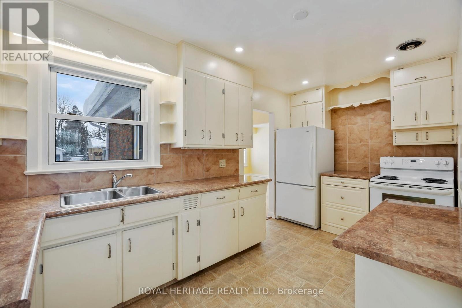 












6 SUNSET COURT

,
Kawartha Lakes (Lindsay),




Ontario
K9V2S1

