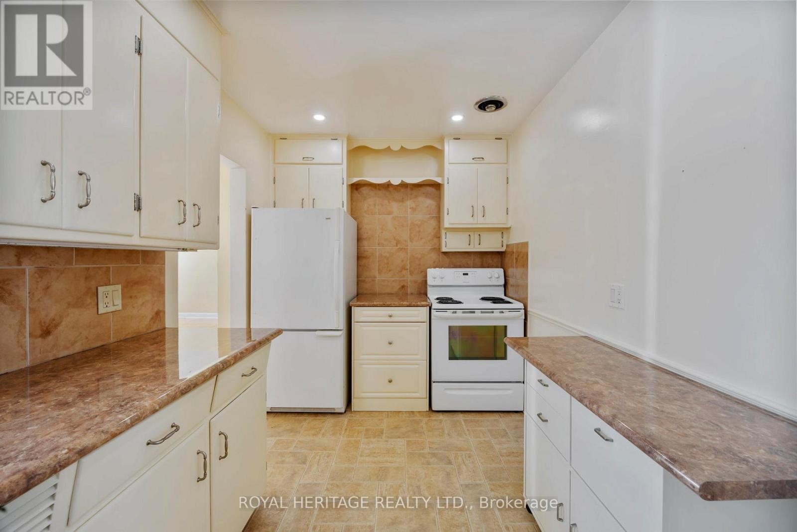 












6 SUNSET COURT

,
Kawartha Lakes (Lindsay),




Ontario
K9V2S1

