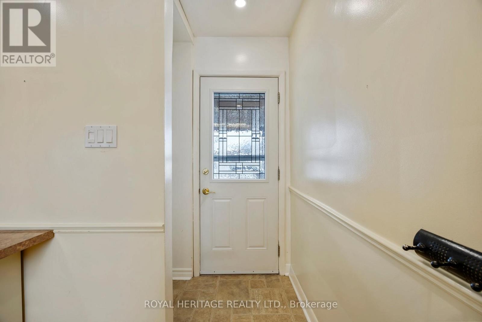 












6 SUNSET COURT

,
Kawartha Lakes (Lindsay),




Ontario
K9V2S1

